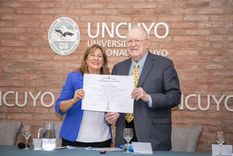 El biólogo estadounidense Russel Reiter recibió el reconocimiento máximo que entrega la Universidad Nacional de Cuyo a figuras destacadas de la ciencia y la cultura, entre otras áreas del conocimiento. Foto: Universidad Nacional de Cuyo