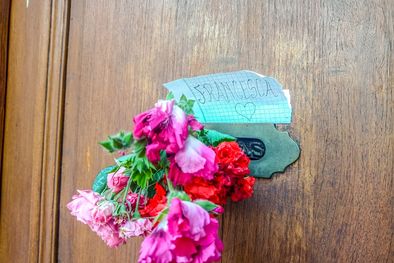 MDZol | Flores y muestras de dolor en la puerta del colegio Foto: Emilce Vargas Ferrara/MDZ RADIO