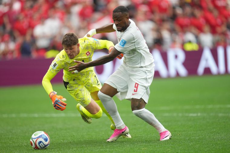 Gregor Kobel, arquero de Suiza, disputa el balón con el delantero canadiense Cyle Larin, en Vancouver.&nbsp;