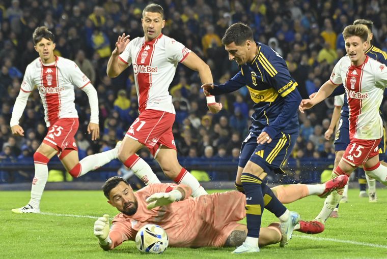 Hernán Galíndez sumó 10 atajadas y fue clave en el 3-2 de Huracán ante Boca en la Bombonera. Hernán Galíndez sumó 10 atajadas y fue clave en el 3-2 de Huracán ante Boca en la Bombonera.
