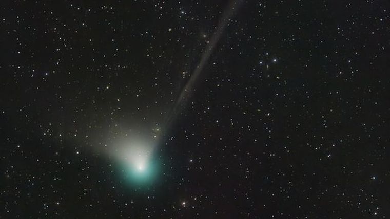 El cometa C/2022 E3 (ZTF) se ve verde a través de un telescopio Foto: DAN BARTLETT
