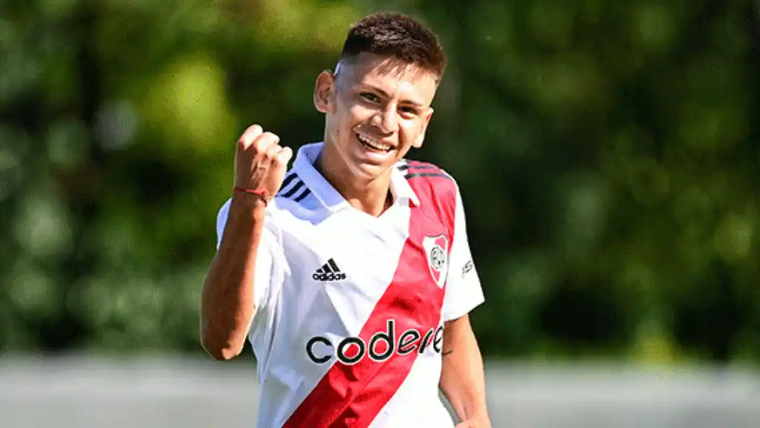 Mastantuono sigue el mismo camino que Claudio Echeverri, vendido al Manchester City a finales de 2023 Mastantuono sigue el mismo camino que Claudio Echeverri, vendido al Manchester City a finales de 2023