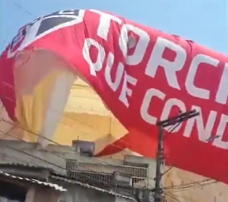 El dirigible cayó sobre casas de un poblado vecino de San Pablo Foto: Captura de video