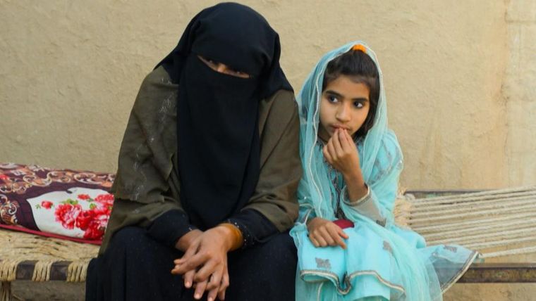 A Asma, de 10 años, le diagnosticaron el VIH a pesar de que su madre, Sughra, había dado negativo en la prueba.