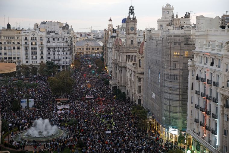 Masiva manifestación en Valencia Foto: EFE