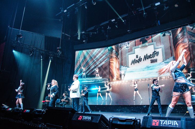 La complicidad de Pimpinela con sus fanáticos permitió que varios seguidores subieran al escenario para compartir momentos íntimos. La complicidad de Pimpinela con sus fanáticos permitió que varios seguidores subieran al escenario para compartir momentos íntimos.