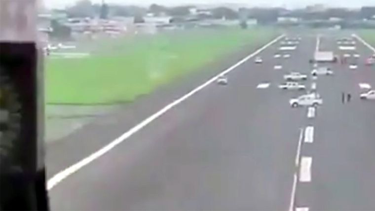 Pista de Guayaquil bloqueada por camionetas, vista desde un avión de Iberia.