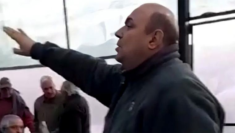 Trascendieron videos que muestran como Currenti ostentaba el dinero. Foto: Captura de video