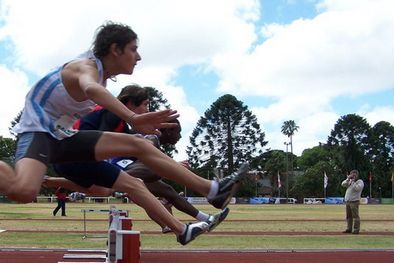 MDZol | Facu Andrada volando sobre las vallas, rumbo al mundial. Foto: Mediamza.com