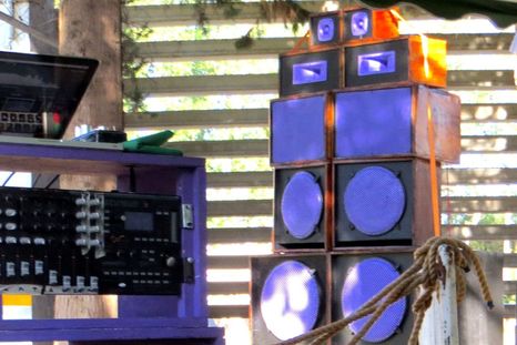 Lutería técnica y potencia en una experiencia musical que los amantes de géneros como el reggae y el ska, entre otros, disfrutan frente a esta torre de sonido. Lutería técnica y potencia en una experiencia musical que los amantes de géneros como el reggae y el ska, entre otros, disfrutan frente a esta torre de sonido.