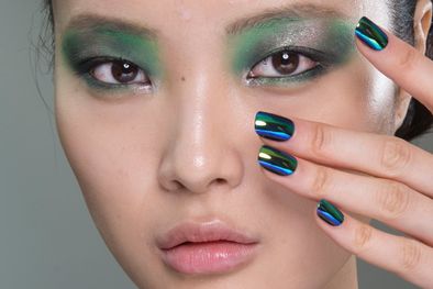 MDZol | La nueva moda en manicura: uñas metalizadas, desde el plateado, hasta colores extravagantes, todo vale en esta tendencia. Foto: The Fashion Spot