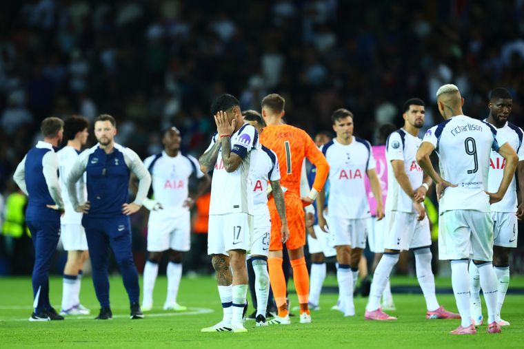 El Cuti Romero, desconsolado tras la derrota del Tottenham.