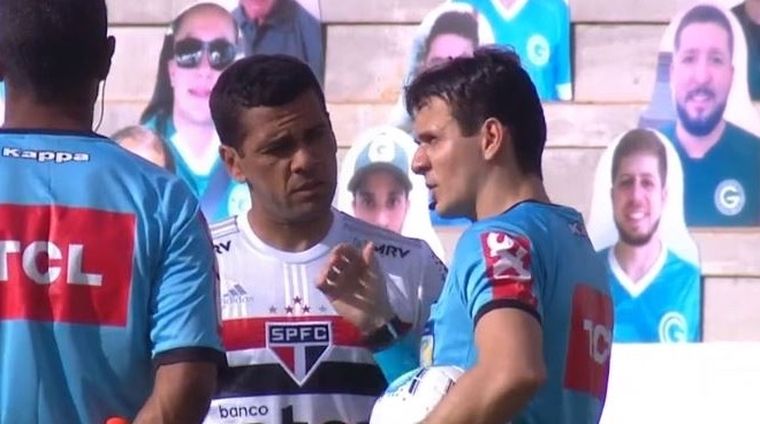 El momento en que el árbitro le comunicaba a Dani Alves la suspensión del partido.