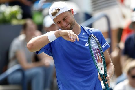 Antes de vencer a Francisco Cerúndolo, Leandro Riedi tuvo que lidiar con un apostador en cancha. Antes de vencer a Francisco Cerúndolo, Leandro Riedi tuvo que lidiar con un apostador en cancha.