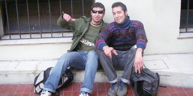 Fanáticos de Charly aguardan en las escalinatas de la Clínica. Foto: MDZ