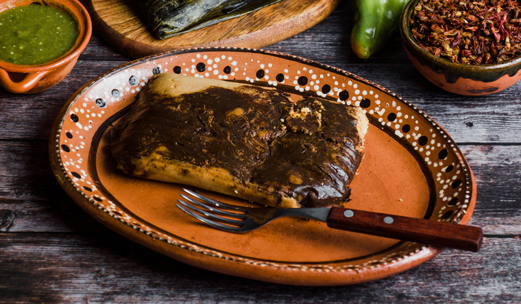 La receta de tamales oaxaqueños se diferencia por el uso de hoja de plátano en lugar de hoja de maíz. La receta de tamales oaxaqueños se diferencia por el uso de hoja de plátano en lugar de hoja de maíz.