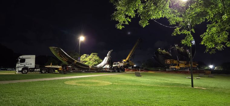 Así es el impresionante operativo para colocar el pétalo de la Floralis Genérica. Así es el impresionante operativo para colocar el pétalo de la Floralis Genérica.