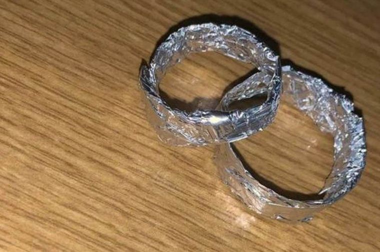 Los anillos de papel de aluminio que los enfermeros improvisaron para la pareja