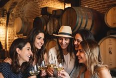 Amigos que disfrutan un Chardonnay: variedad reina de los vinos blancos.