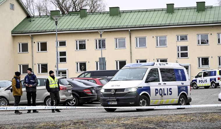 Agentes de la policía en el lugar del tiroteo en una escuela en Vantaa, Finlandia, este martes. Foto: Efe.