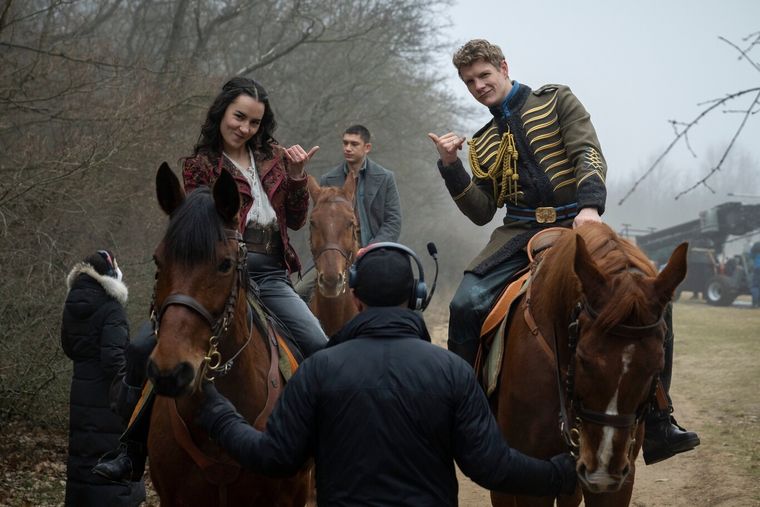 La serie dramática que lidera el ranking mundial de Netflix y no podrás dejar de ver Alina Starkov (Jessie Mei Li) y Nikolai Lantsov (Patrick Gibson) en el detrás de escena de Sombra y hueso. Foto: Netflix