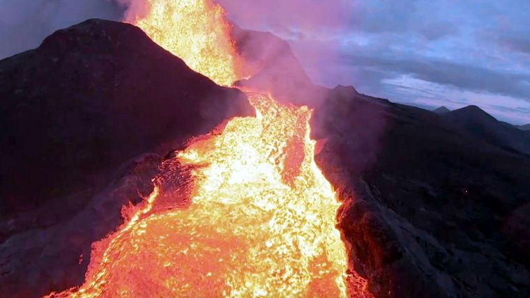 Ríos de lava fluyen desde el volcán de Fagradalsfjall. Península de Reykjanes, Islandia. 24 de mayo de 2021. Foto: Joey Helms / Reuters