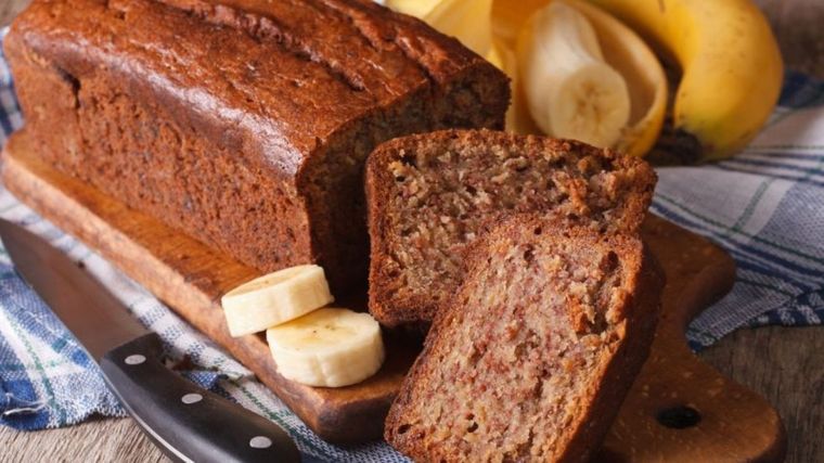 Con una sencilla receta podrás preparar este exquisito bizcocho de banana sin harina Foto: Shutterstock
