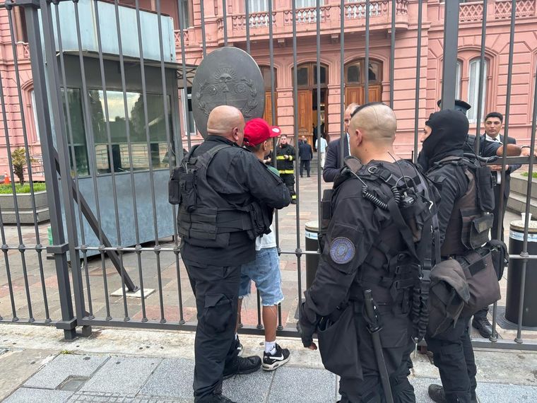 Fuerzas federales detuvieron a dos manifestantes por ataques a la Casa Rosada Foto: MDZ