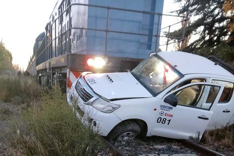 accidente en lujan: un tren de carga embistio a una camioneta en un paso a nivel accidente en lujan: un tren de carga embistio a una camioneta en un paso a nivel