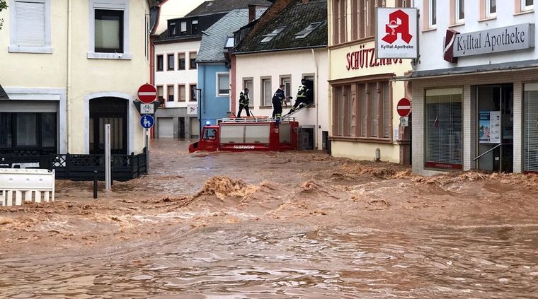 Más de 1.000 rescatistas trabajan en las regiones. Foto: ElMundo.