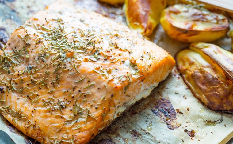 Salmón con patatas Una receta simple y deliciosa en pocos minutos Foto: Shutterstock