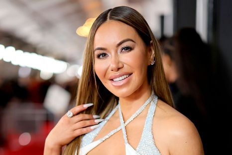 A bordo de un yate, Chiquis Rivera impactó con un traje de baño celeste.