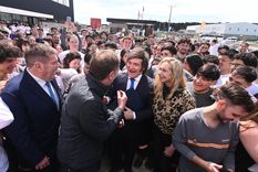 Javier y Karina Milei junto a Diego Santilli.