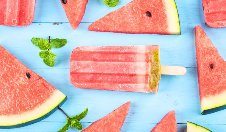 Descubre cómo preparar paletas heladas de sandía en casa Foto: Shutterstock