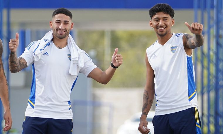 Alan Varela (derecha) y Cristian Medina durante un entrenamiento de Boca Juniors Foto: @BocaJrsOficial