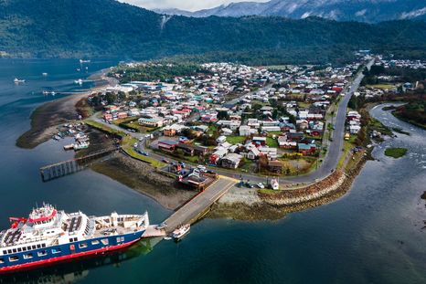 Hornopirén es un pueblo del sur de Chile donde el mar y la montaña se encuentran en un mismo paisaje. Hornopirén es un pueblo del sur de Chile donde el mar y la montaña se encuentran en un mismo paisaje.