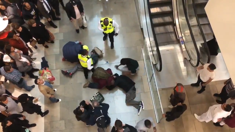 Una imagen tomada instantes después de que el hombre cayera sobre Grace Spence Green en el centro comercial Westfield de Londres.