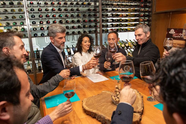 Un brindis entre el intendente capitalino y los empresarios gastronómicos que la guía Michelin destacó. Foto: Gentileza