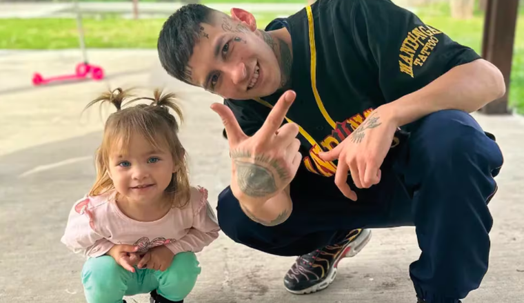 L-Gante junto a su pequeña hija Jamaica.