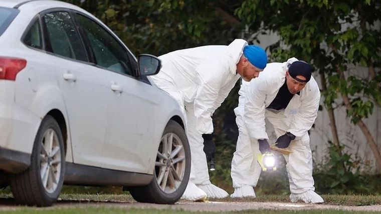 Investigadores forenses en una de las trece escenas del crimen en Weldon, Saskatchewan Foto: REUTERS
