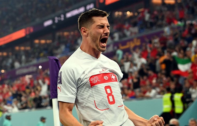 Remo Freuler Suiza le ganó a Serbia y pasó a octavos de final. Foto: EFE