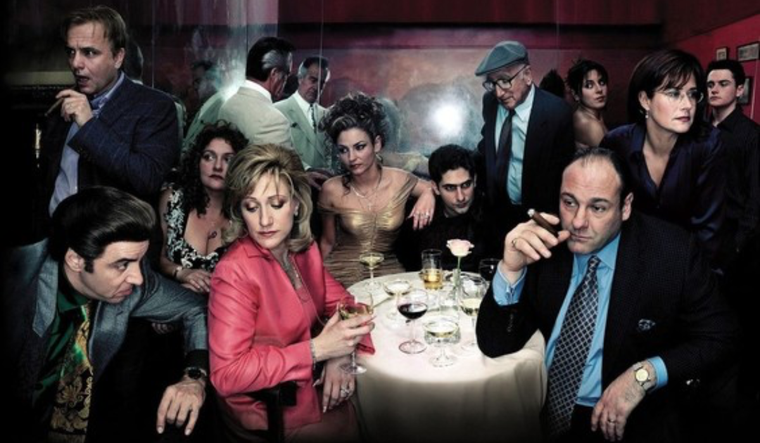 Los Soprano redefinió la televisión moderna y consolidó a HBO como sinónimo de calidad y prestigio narrativo.