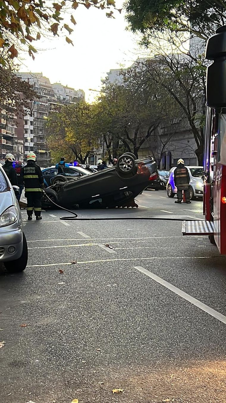 El conductor del vehículo escapó del lugar Foto: Twitter: @bagliettoc