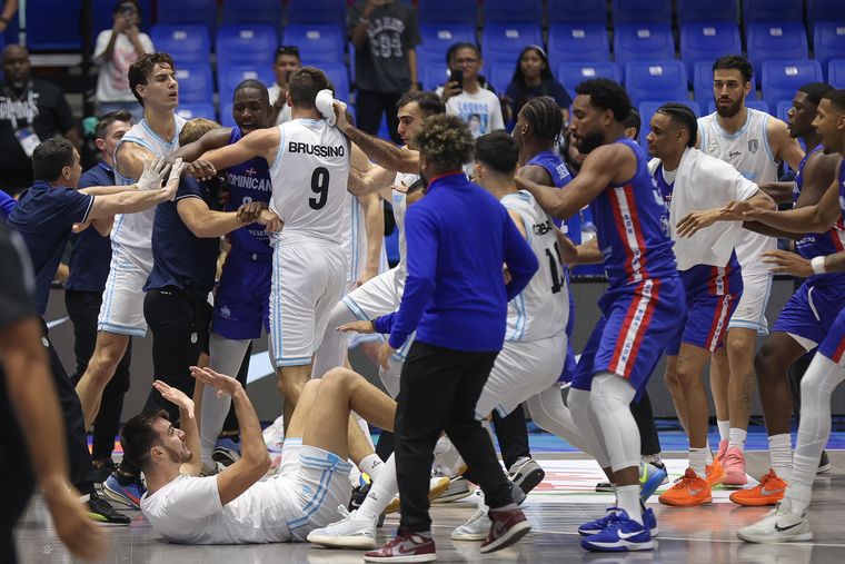 Escandaloso final de Argentina-Dominicana en la AmeriCup: ya se conocen las sanciones.
