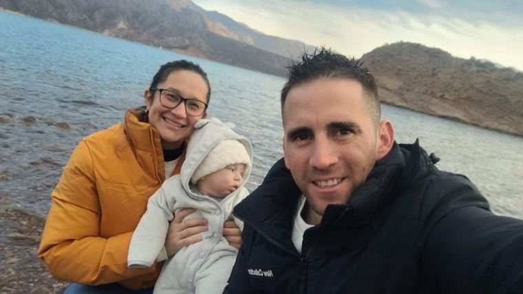 Nahuel Gallo, el gendarme argentino secuestrado en Venezuela por el régimen de Nicolás Maduro, junto a su esposa, María Alexandra Gómez, y su hijo. Foto: X (@gg_alexand95764)