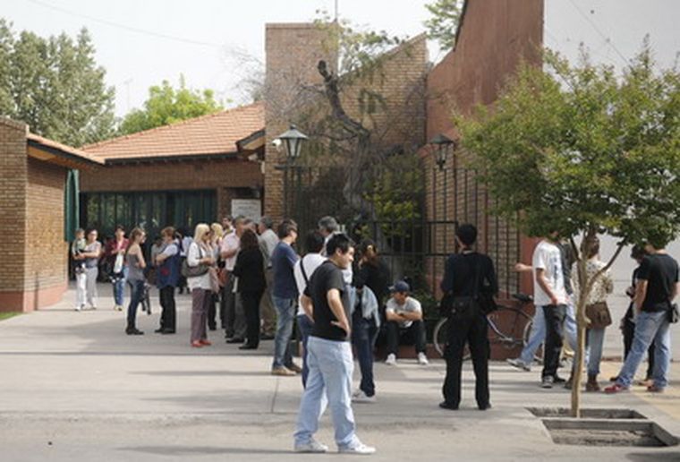 El sepelio se realiza a metros del edificio municipal. Foto: MDZ