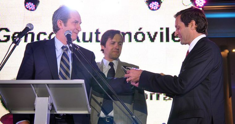 Armando Genco recibe un reconocimiento de manos de Alejandro Echegaray, presidente de BMW. Foto: Gerardo Gómez/MDZ