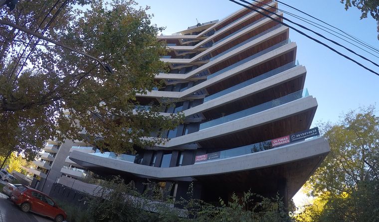 La lujosa torre Thays en la que fue allanado un departamento de Leal. La lujosa torre Thays en la que fue allanado un departamento de Leal.