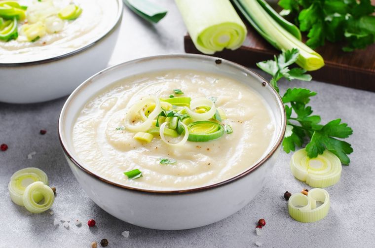 La receta de sopa crema de papa y puerro tiene su origen en la clásica La receta de sopa crema de papa y puerro tiene su origen en la clásica