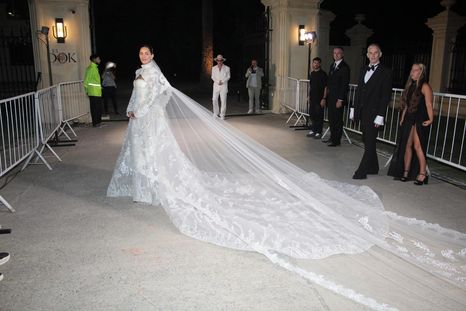 Cande Tinelli lució tres vestidos diferentes durante la celebración de su boda. Y a vos, ¿Cuál te gustó más? Foto: Instagram @candelariatinelli